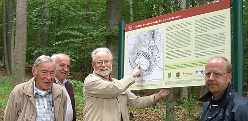 Initiatoren des ECO-Pfades: Horst Eubel, Kulturwart des HWGHV- Niedenstein (links) und Dr. Thilo F. Warneke vom ECO-Museum Habichtwald (rechts).